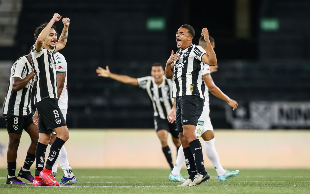 Kayke, à direita, comemora gol marcado em vitória do Botafogo