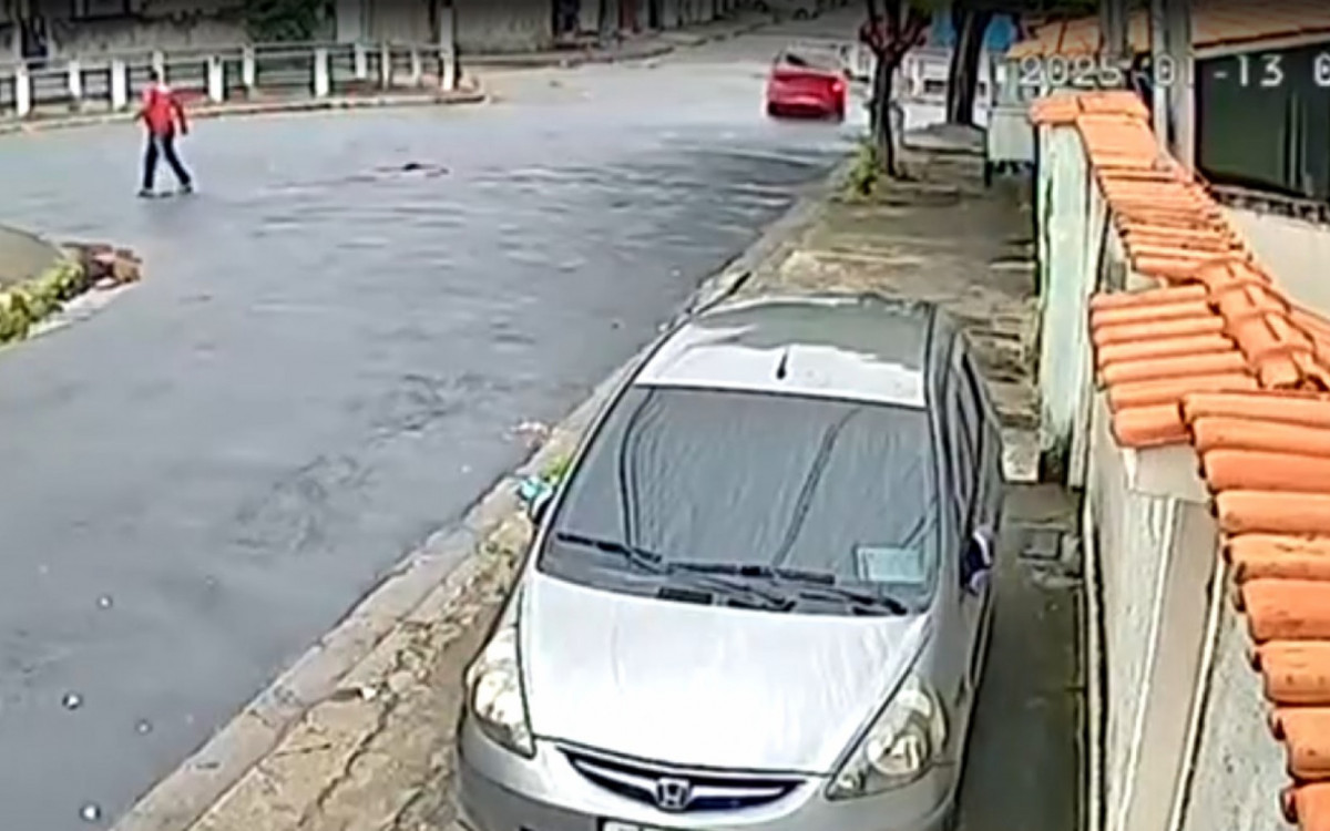 Carro perdeu o controle e caiu capotado dentro de valão na Avenida Upatininga, em Cosmos 