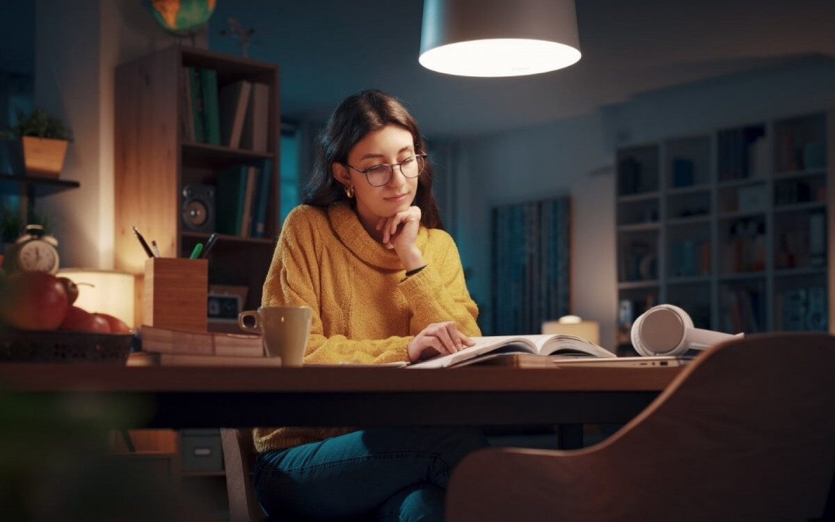 Livros de suspense agu&ccedil;am a curiosidade dos leitores e incentivam a leitura (Imagem: Stock-Asso | Shutterstock)