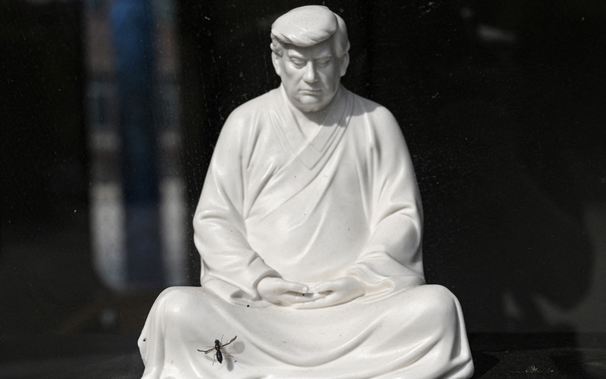 Estátuas de Donald Trump com pose de Buda começaram a viralizar em 2021