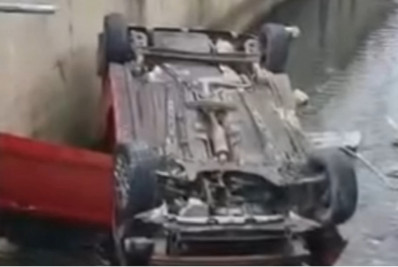 Quatro pessoas ficam feridas após carro perder o controle e cair dentro de valão na Zona Oeste