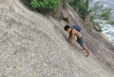 Vídeo: Bombeiros resgatam jovem que escalava pedras na praia do Leme