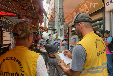 Niterói faz operação de combate ao furto de energia elétrica nas ruas do Centro
