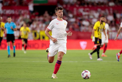 Jogador do Sevilla é detido por suspeita de manipulação de cartões na Espanha