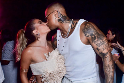 Léo Santana e Lore Improta trocam beijos no Navio do Gigante