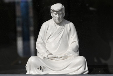 Estátuas de Donald Trump com pose de Buda fazem sucesso na China