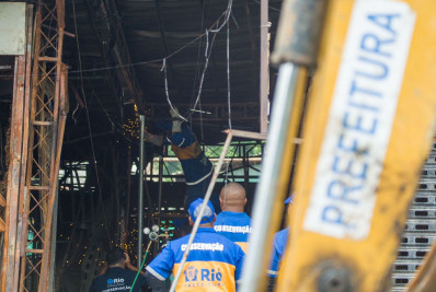 Prefeitura derruba boxes na Uruguaiana e estipula retorno de comerciantes na quinta-feira
