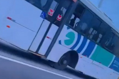 Ônibus é flagrado trafegando sem uma das rodas na Avenida Brasil