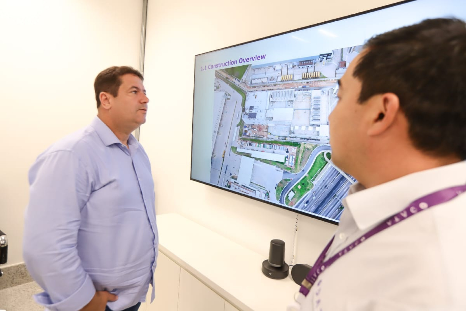 O gerente de infraestrutura e construção da ODATA, Bruno Toma, apresenta a moderna estrutura da empresa para o prefeito Léo Vieira - Gilberto Rocha