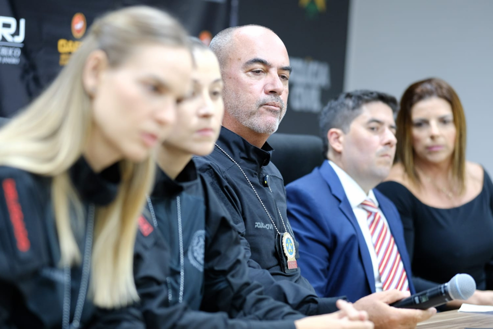 Delegadas adjuntas Iasminy Vergetti e Raquel Antunes, delegado titular Luiz Henrique Marques, promotor e subcoordenadora do Gaeco, Pedro Simão e Gabiela Aguilar - Pedro Teixeira/Agência O Dia