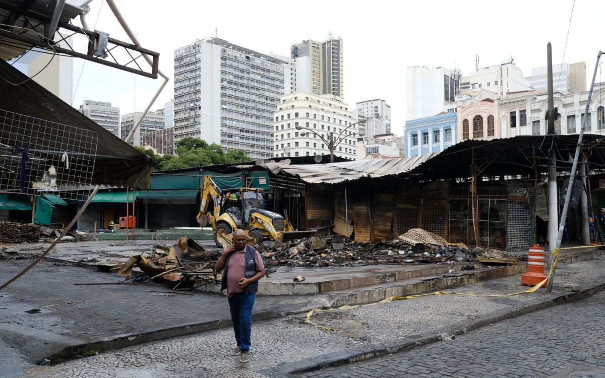 Prefeitura começou a demolir o que restou do camelódromo após incêndio. nesta quarta-feira (15).