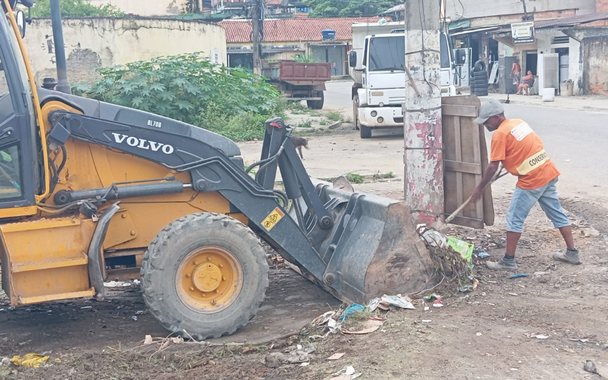 A Prefeitura fez a limpeza da Estrada do capim Melado e da Rua Teixeira de Melo