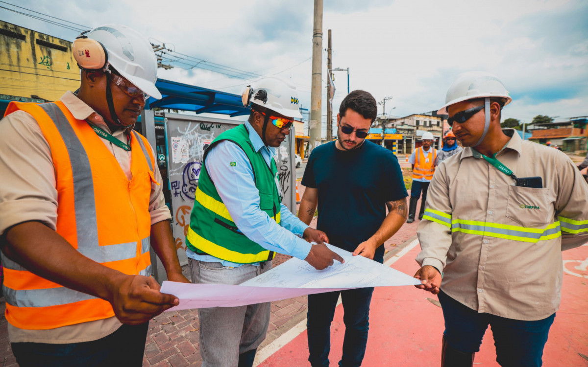 O engenheiro especialista da MRS, Jailton Moreira (segundo à esq) apresenta o projeto para o secretário Leonardo Vieira (ter à esq)