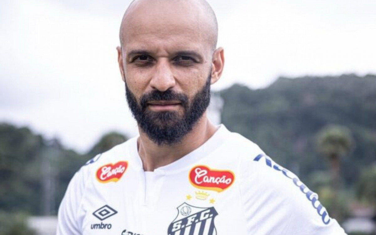 Santos apresenta oficialmente o meia Thaciano: &#8216;Pronto para um novo desafio&#8217;