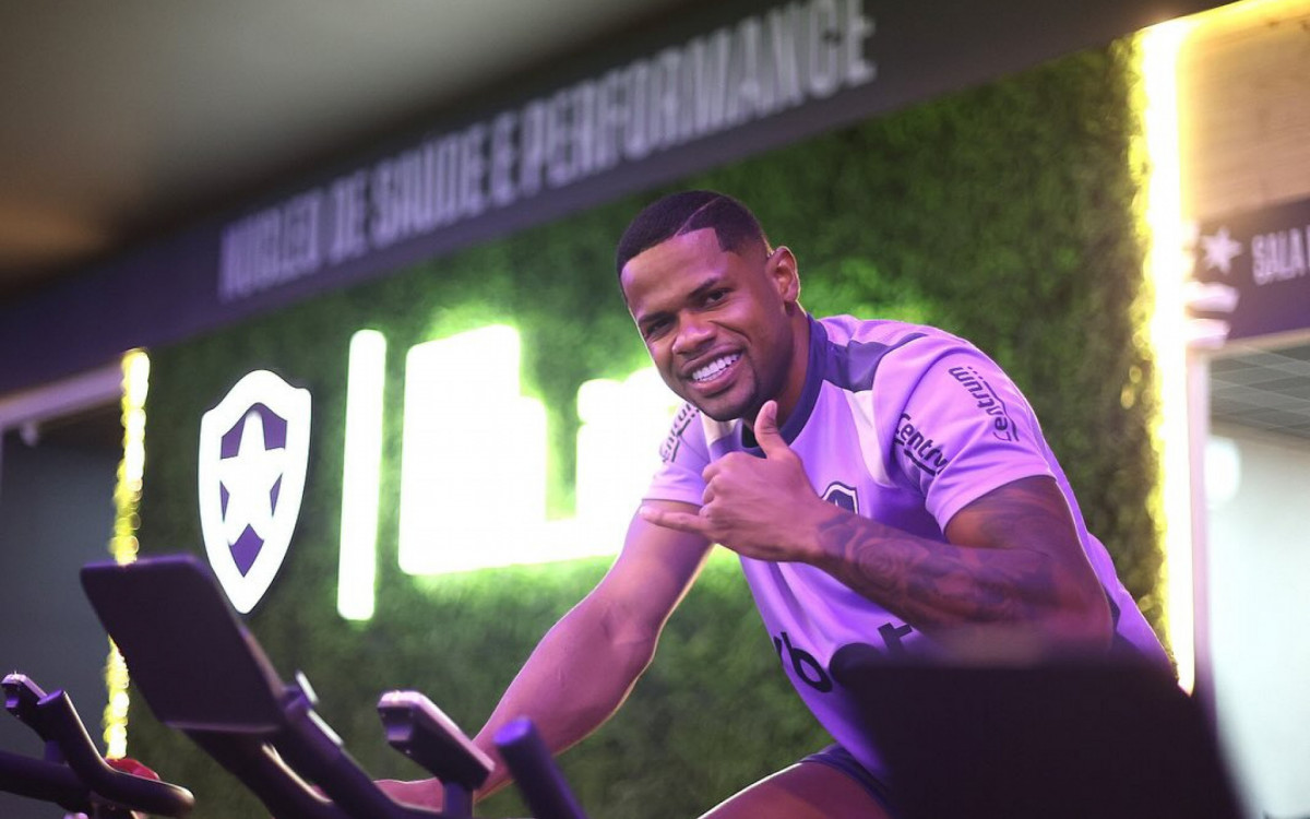 Em negociação com o Galo, Júnior Santos vai ao CT Espaço Lonier para a pré-temporada do Botafogo