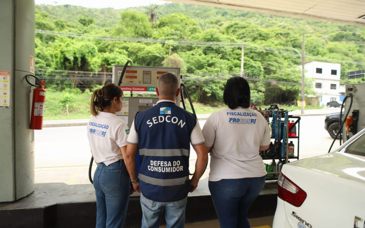 Postos autuados estão localizados em bairros do Rio - Divulgação