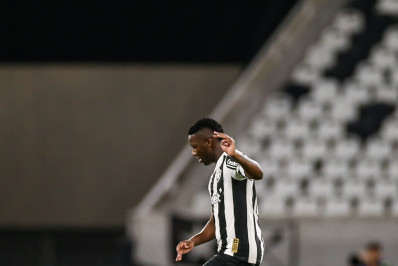 Vídeo: Patrick de Paula comanda preleção antes de vitória do Botafogo