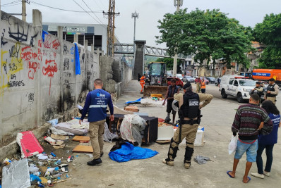 Oito toneladas de resíduos são removidos em operação de ordenamento na Mangueira 