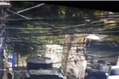 Vídeo: Blindado da PM derrapa em óleo jogado por traficantes em rua do Complexo do Alemão