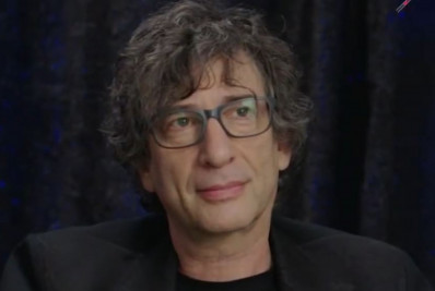 Neil Gaiman pede US$ 500 mil a mulher que o acusa de abuso sexual