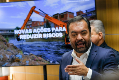 Castro diz que Estado vai pagar por carros atingidos pelo Caveirão no Complexo do Alemão 