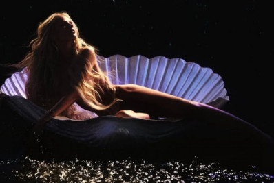 Yasmin Brunet posa nua em concha gigante para ensaio