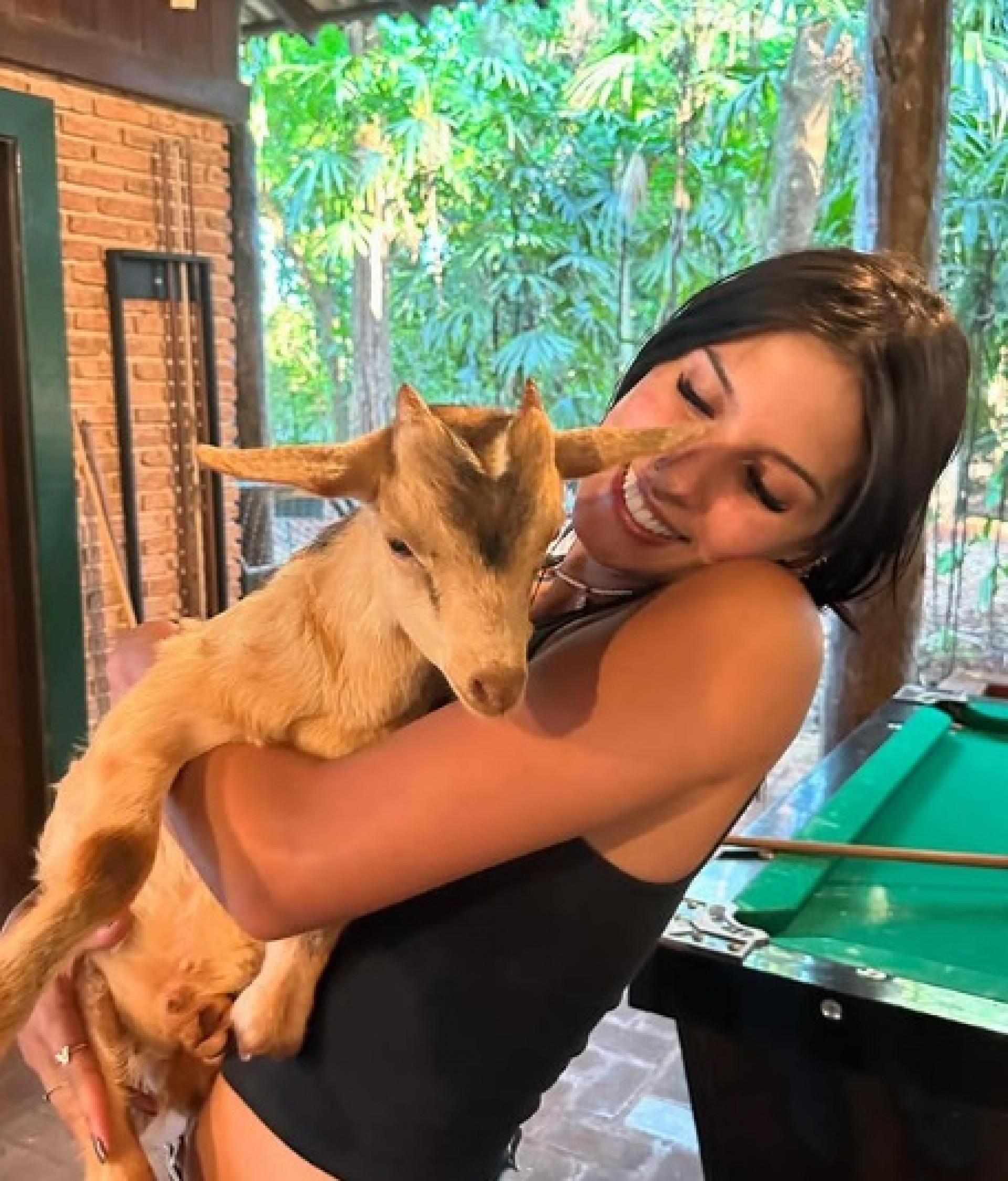 Ana Castela segurando o novo cabrito de seu rancho 
 - Reprodução/Instagram