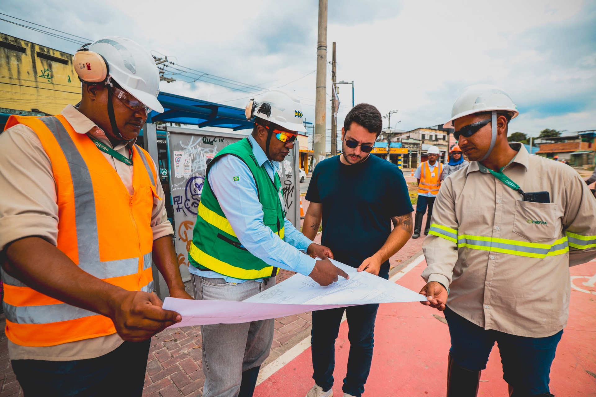 O engenheiro especialista da MRS, Jailton Moreira (segundo &agrave; esq) apresenta o projeto para o secret&aacute;rio Leonardo Vieira (ter &agrave; esq) - Gilberto Rocha