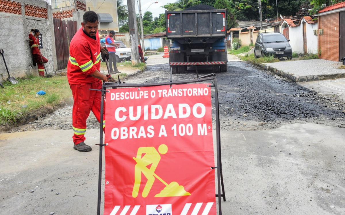Homens trabalhando em Maricá