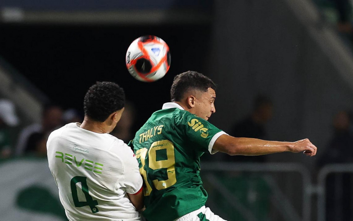 O jogador Thalys, da SE Palmeiras, disputa bola com o jogador da Portuguesa de Desportos, durante partida v&aacute;lida pela fase de grupos, do Campeonato Paulista, S&eacute;rie A1, na arena Allianz Parque. (Foto: Cesar Greco/Palmeiras/by Canon)