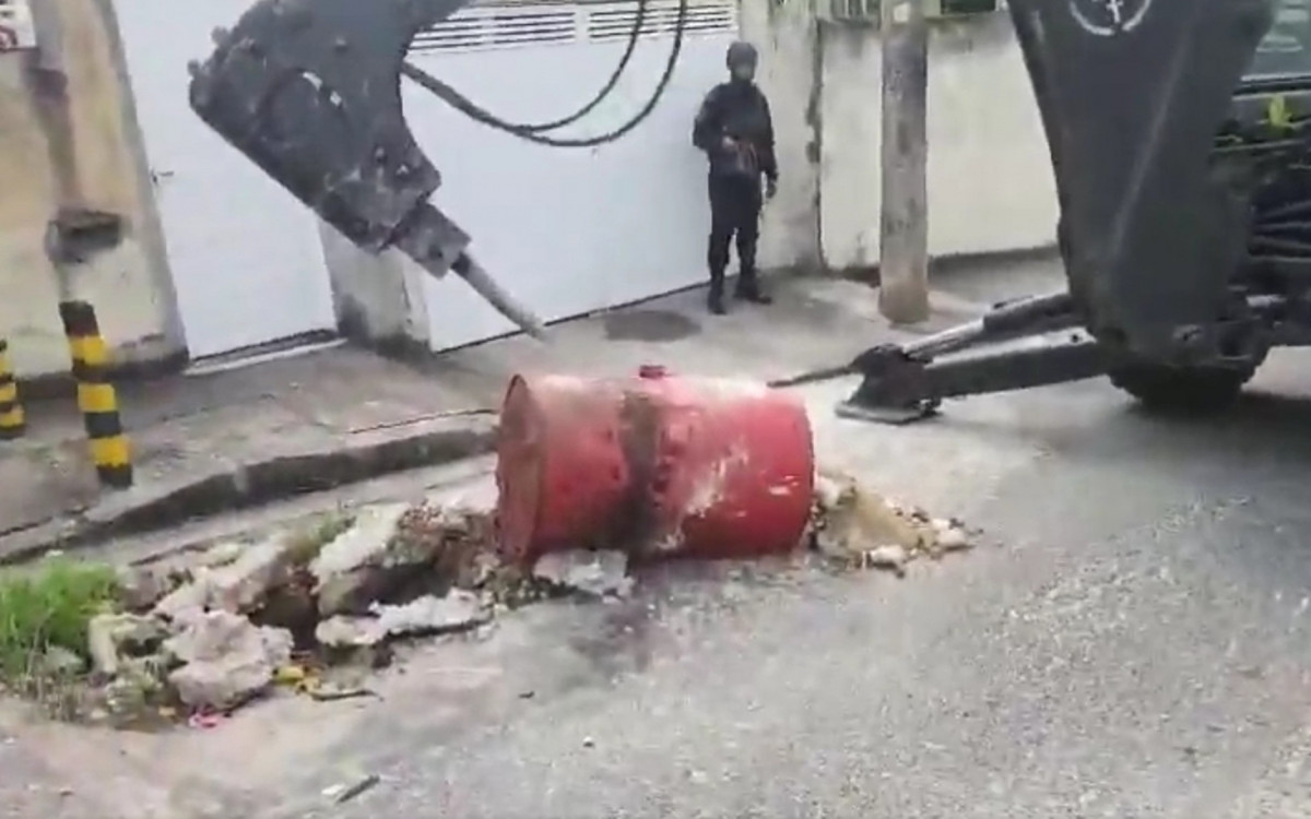 Máquina da PM destrói barricada em via no complexo do Dendê