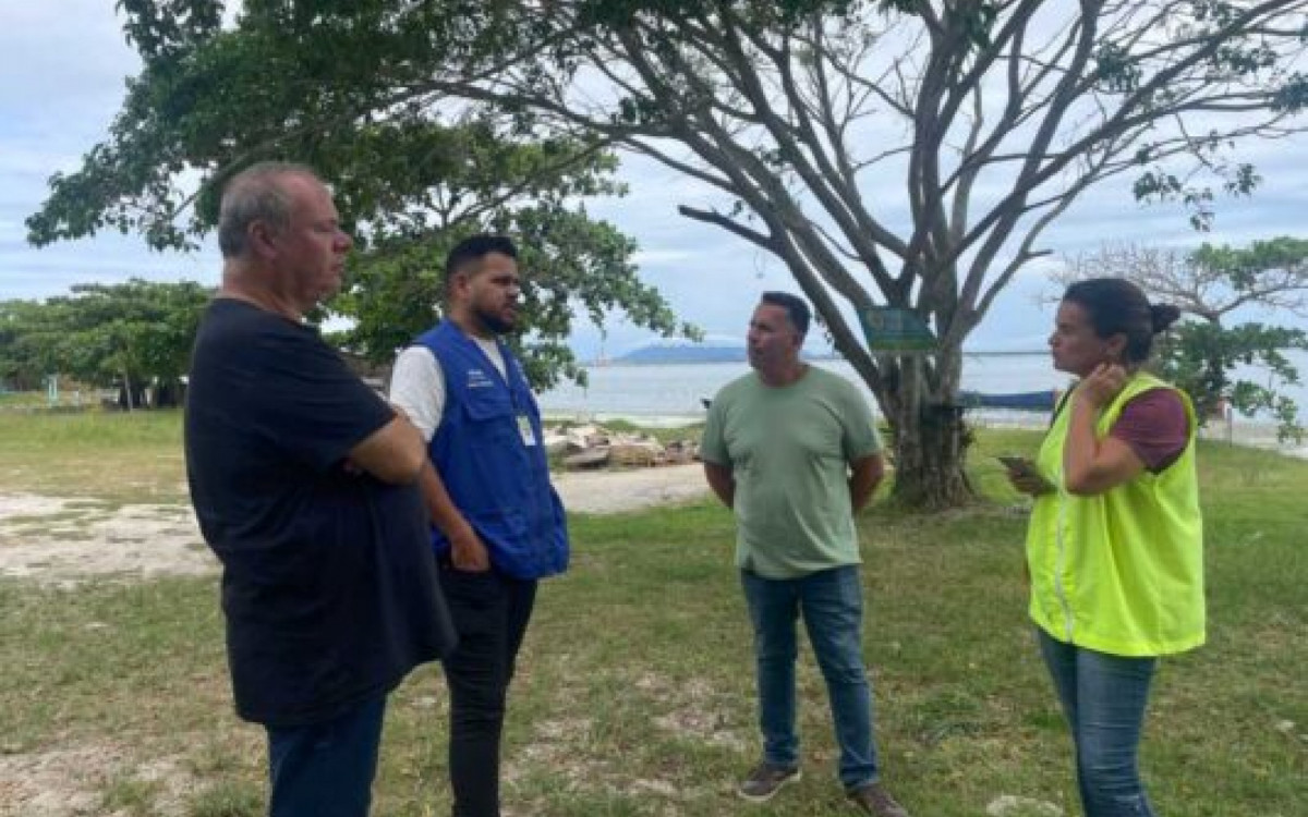 Secretário de Meio Ambiente, Mário Flávio Moreira, superintendente do INEA, Valdemir Dias, secretário adjunto de Meio Ambiente, Breno Bento; a a representante do Projeto Limpa Rio Social, Andréia Santos