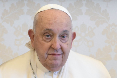 Papa Francisco cai e sofre contusão no antebraço direito