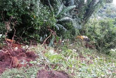 Caminhão cai em ribanceira na subida da Serra de Petrópolis
