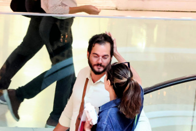 Fátima Bernardes troca carinhos com Túlo Gadelha em shopping