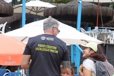 Procon de Búzios realiza Campanha Educativa contra preços abusivos na Praia de João Fernandes