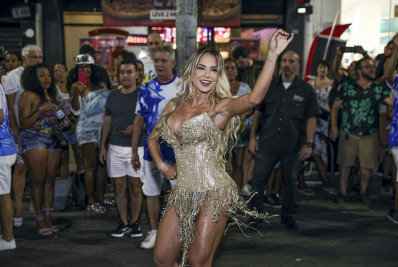 Gabi Martins participa de ensaio de rua da Vila Isabel 