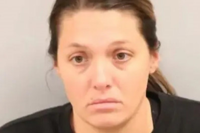 Professora é presa suspeita de ter filho com ex-aluno de 13 anos