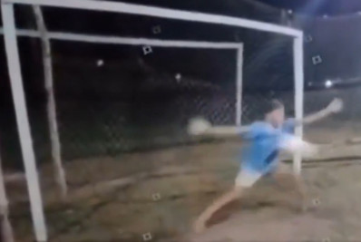 Goleiro morre aos 16 anos após defesa de pênalti com o peito; veja o lance
