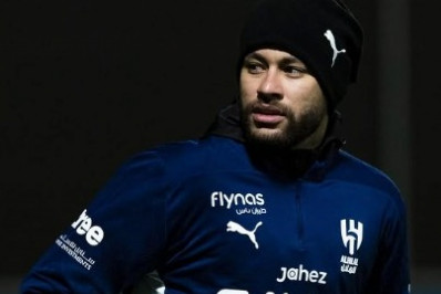 Pai de Neymar quer que filho tenha salário maior que Messi para ir jogar nos EUA, diz jornal