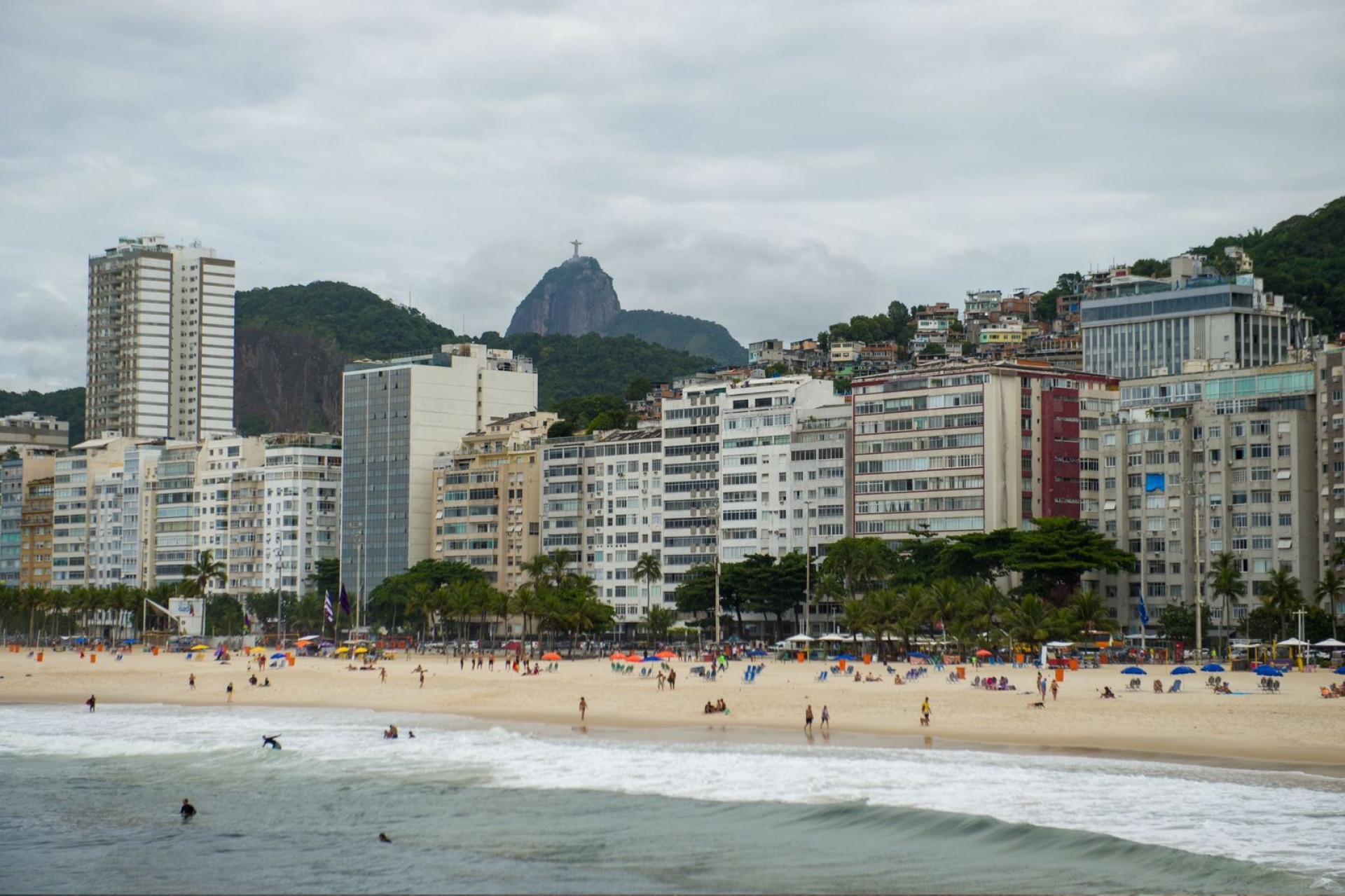 Céu nublado na Praia do Leme na manhã desta quinta-feira - Armando Paiva/Agência O Dia