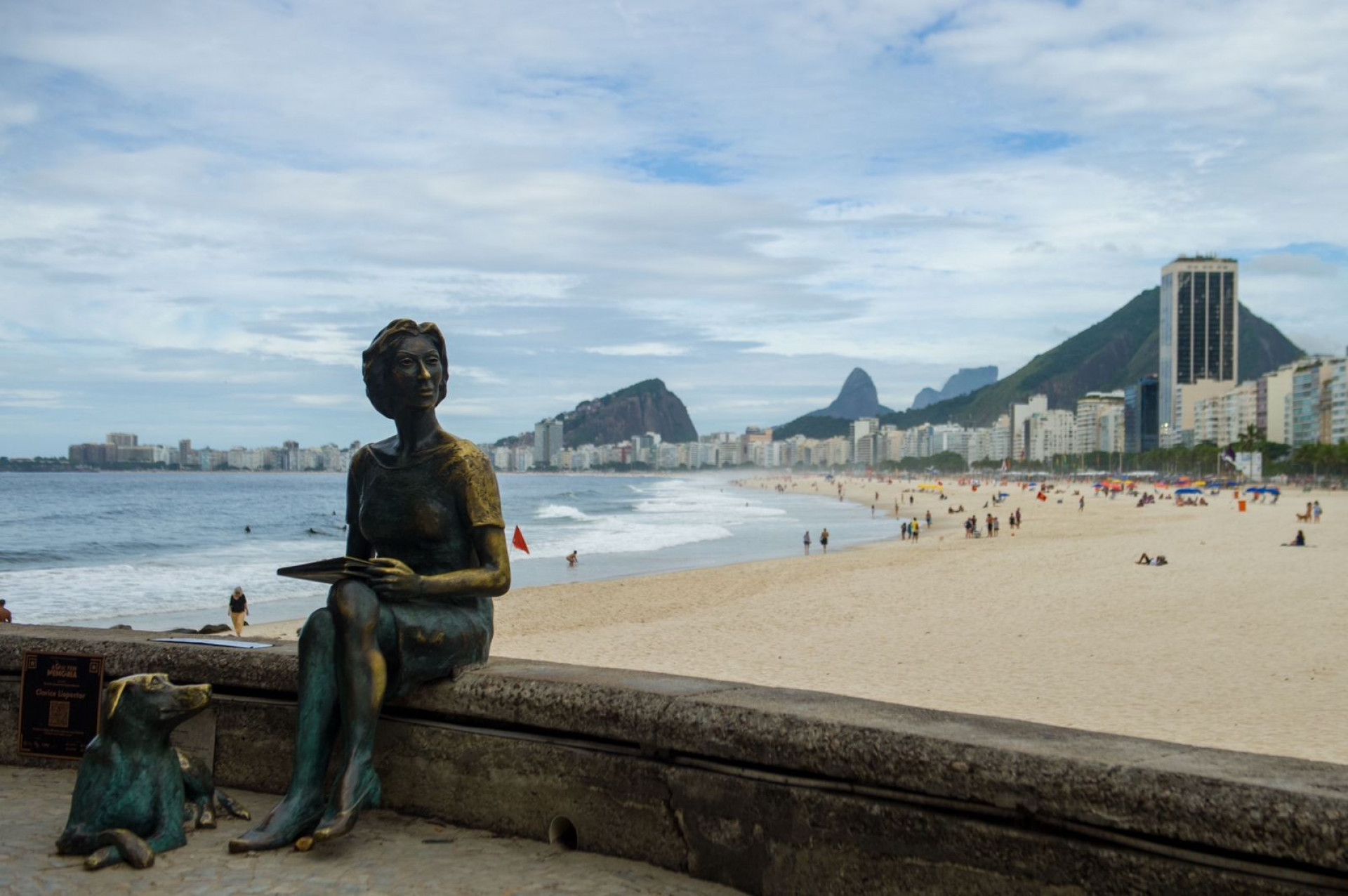 Est&aacute;tua de Clarice Lispector, no Leme - Armando Paiva / Arquivo O Dia