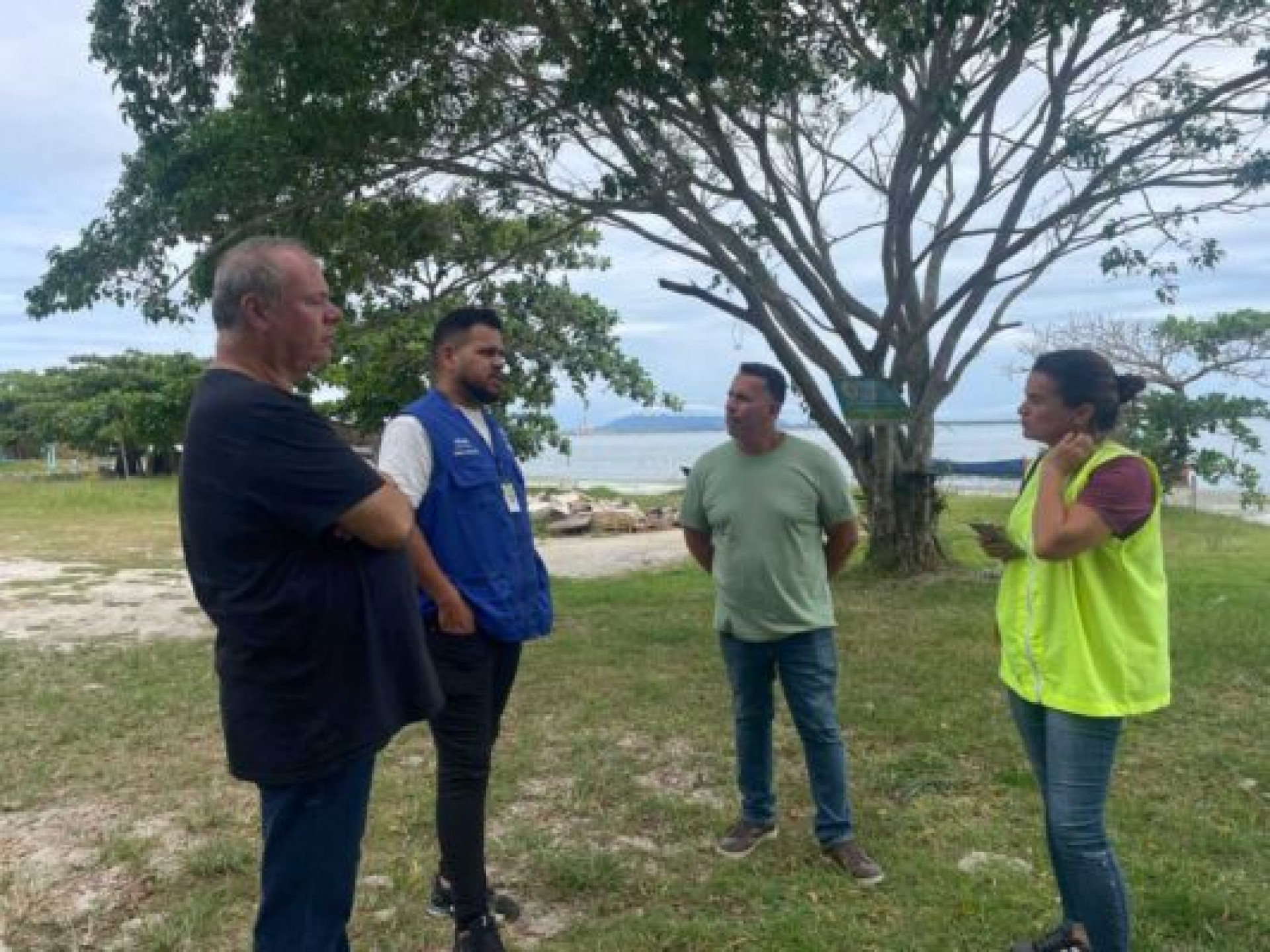 Secret&aacute;rio de Meio Ambiente, M&aacute;rio Fl&aacute;vio Moreira, superintendente do INEA, Valdemir Dias, secret&aacute;rio adjunto de Meio Ambiente, Breno Bento; a a representante do Projeto Limpa Rio Social, Andr&eacute;ia Santos - Agnaldo Ribeiro