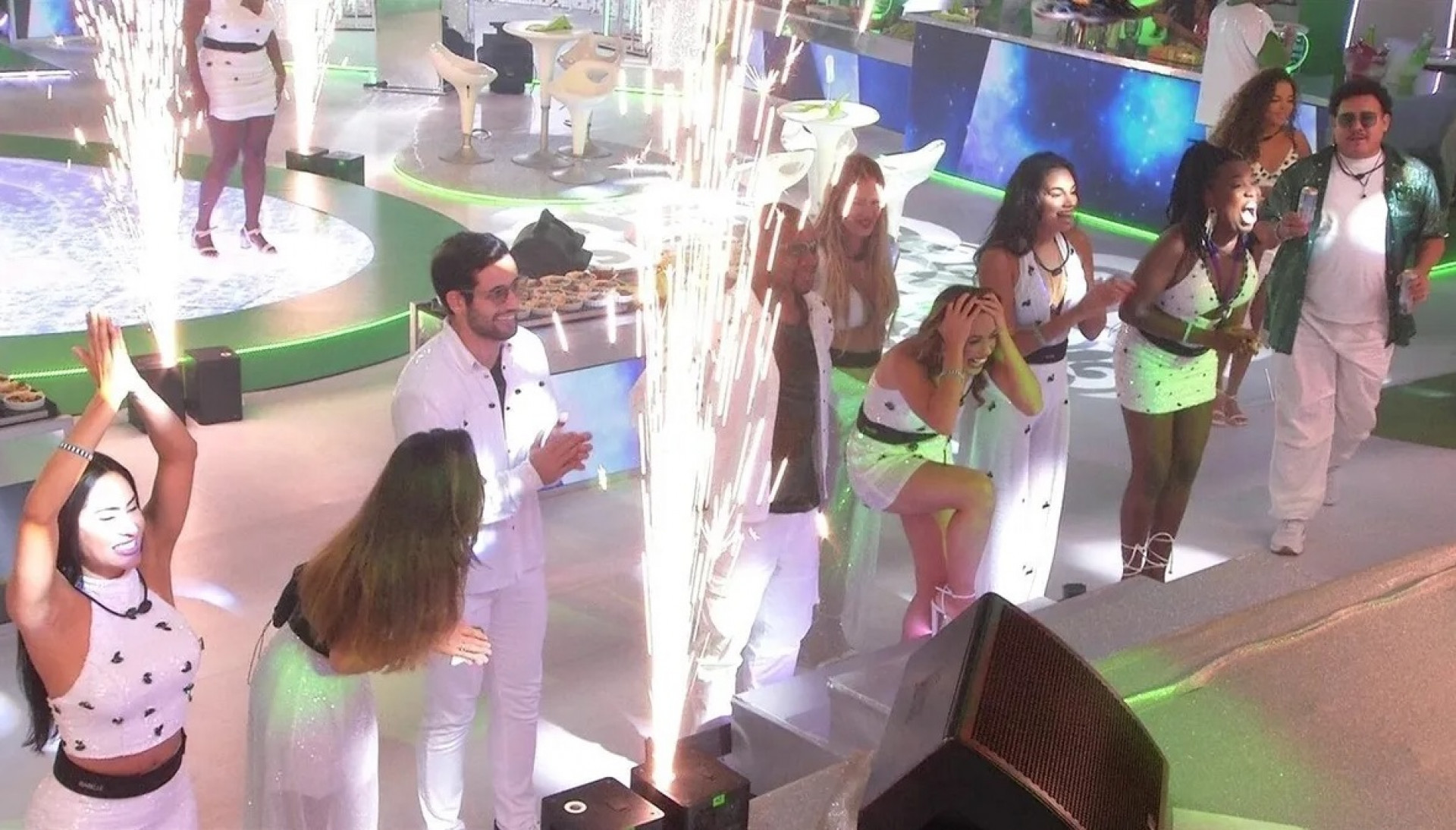 Beatriz Reis durante show de Xande de Pilares no 'BBB 24' - Reprodução