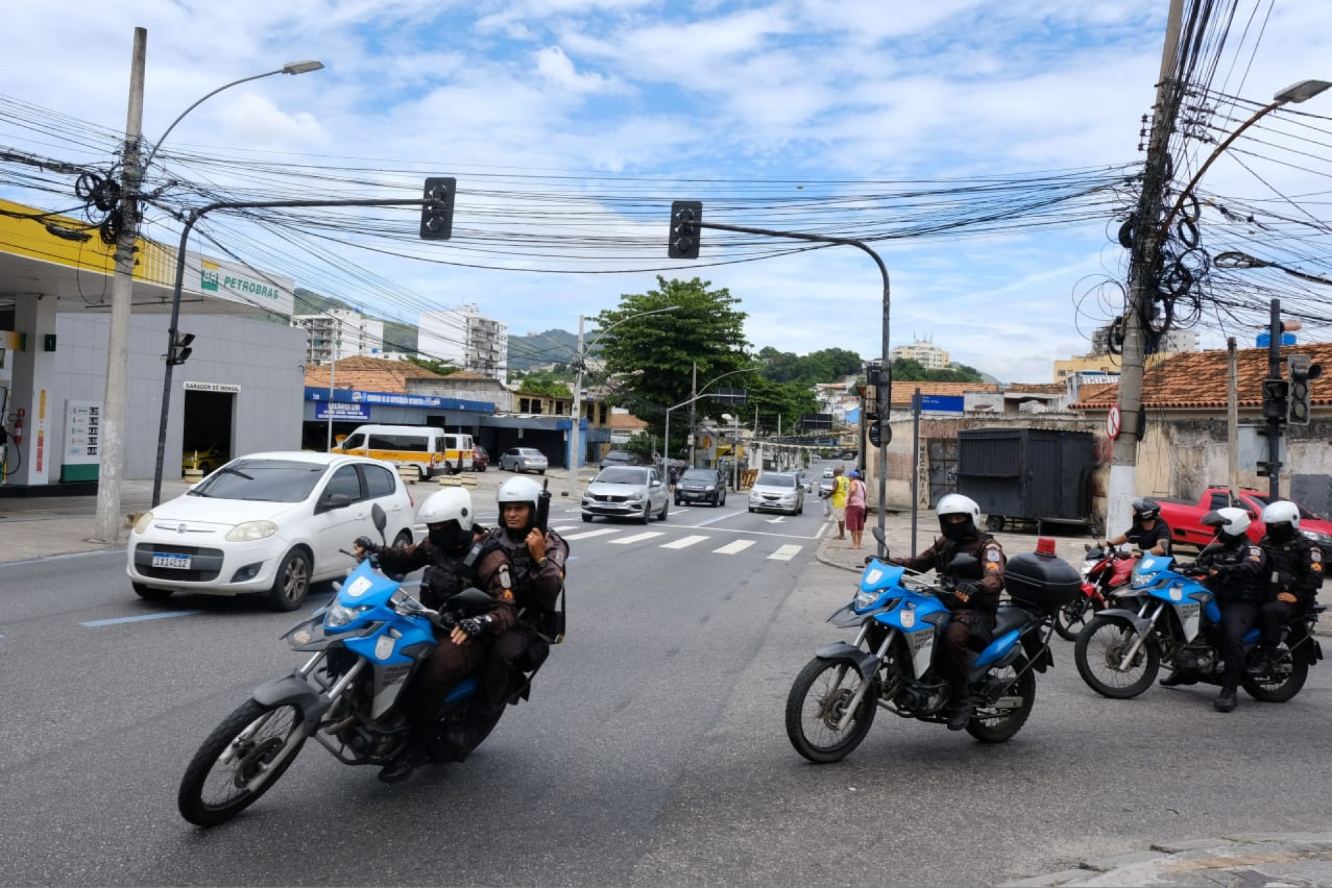 Motocicletas da PM refor&ccedil;am policiamento no entorno do Morro do S&atilde;o Jo&atilde;o - Pedro Teixeira/Ag&ecirc;ncia O Dia
