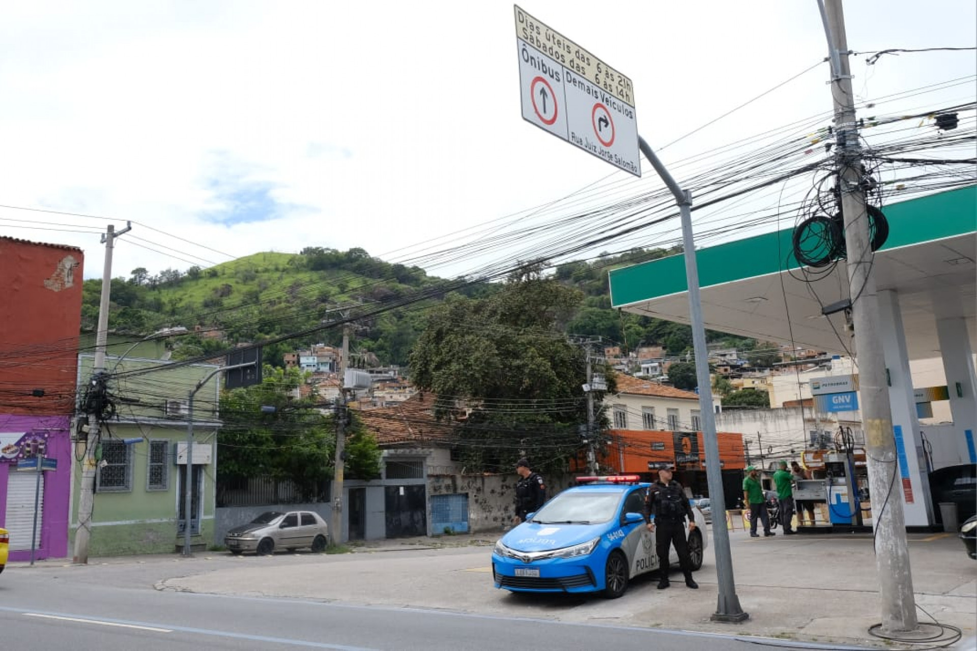 PMs intensificaram o policiamento no entorno do Morro do São João, após tarde violenta no Engenho Novo - Pedro Teixeira/Agência O Dia