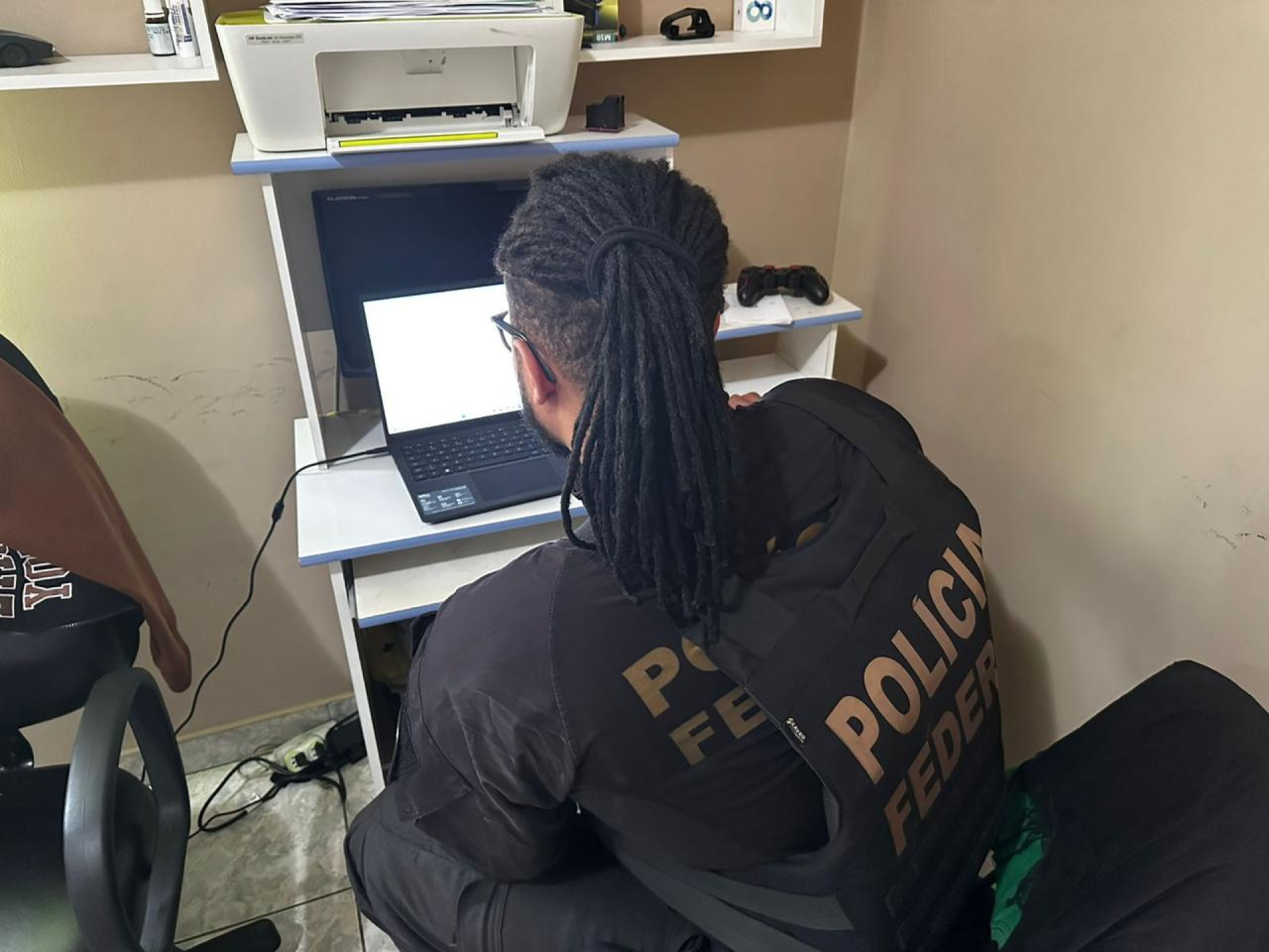 O celular de um menor de idade foi apreendido durante as buscas - Divulgação/PF