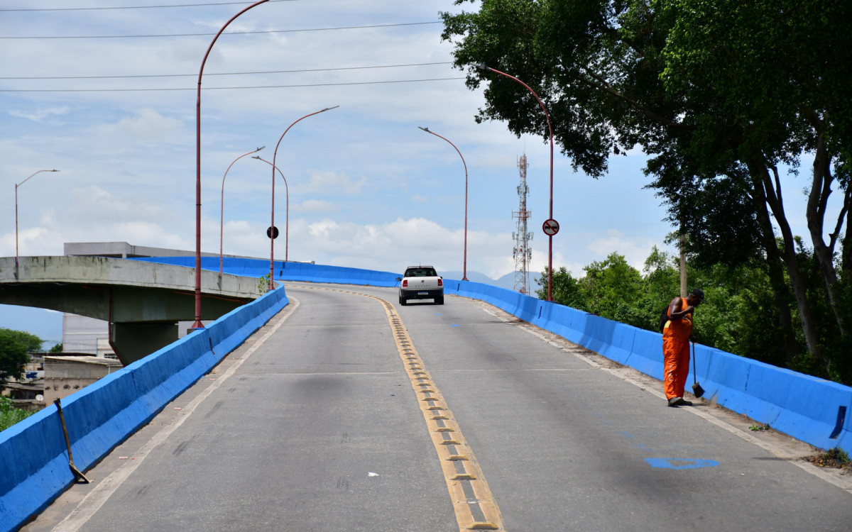 Pelo viaduto circulam diariamente centenas de veículos com destino a diversos bairros