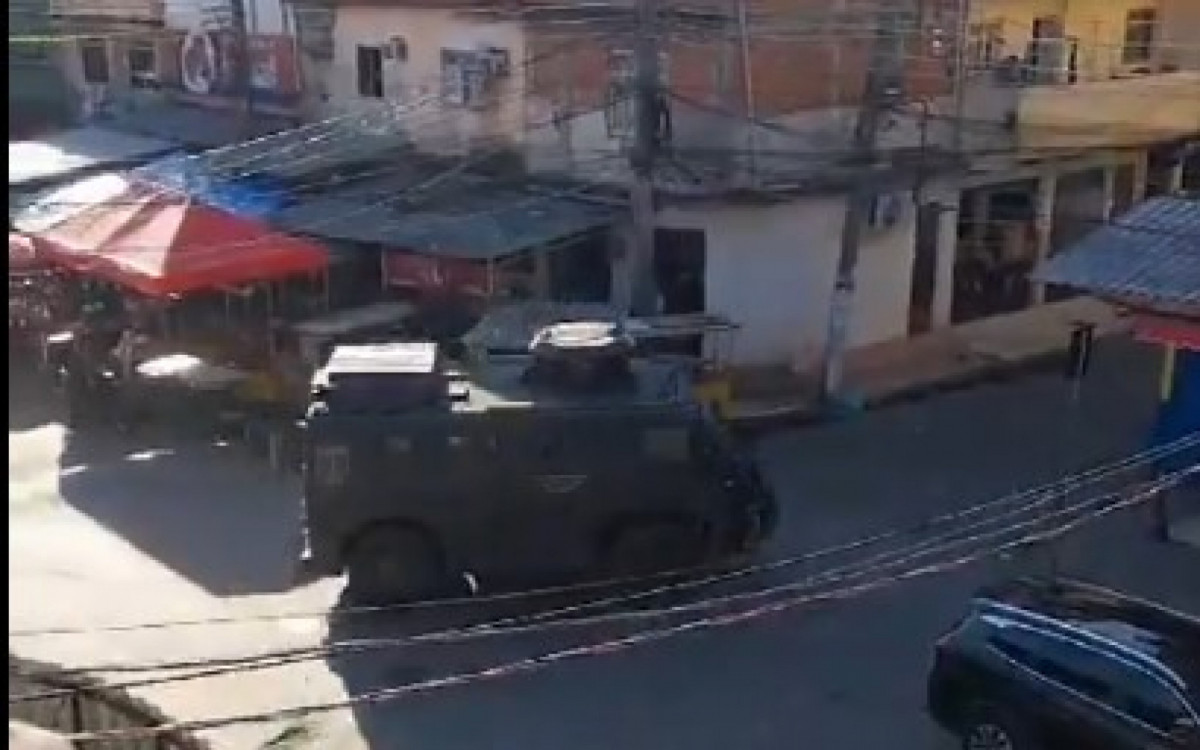 Camburão circula por ruas do Complexo da Maré durante operação para localizar viatura clonada