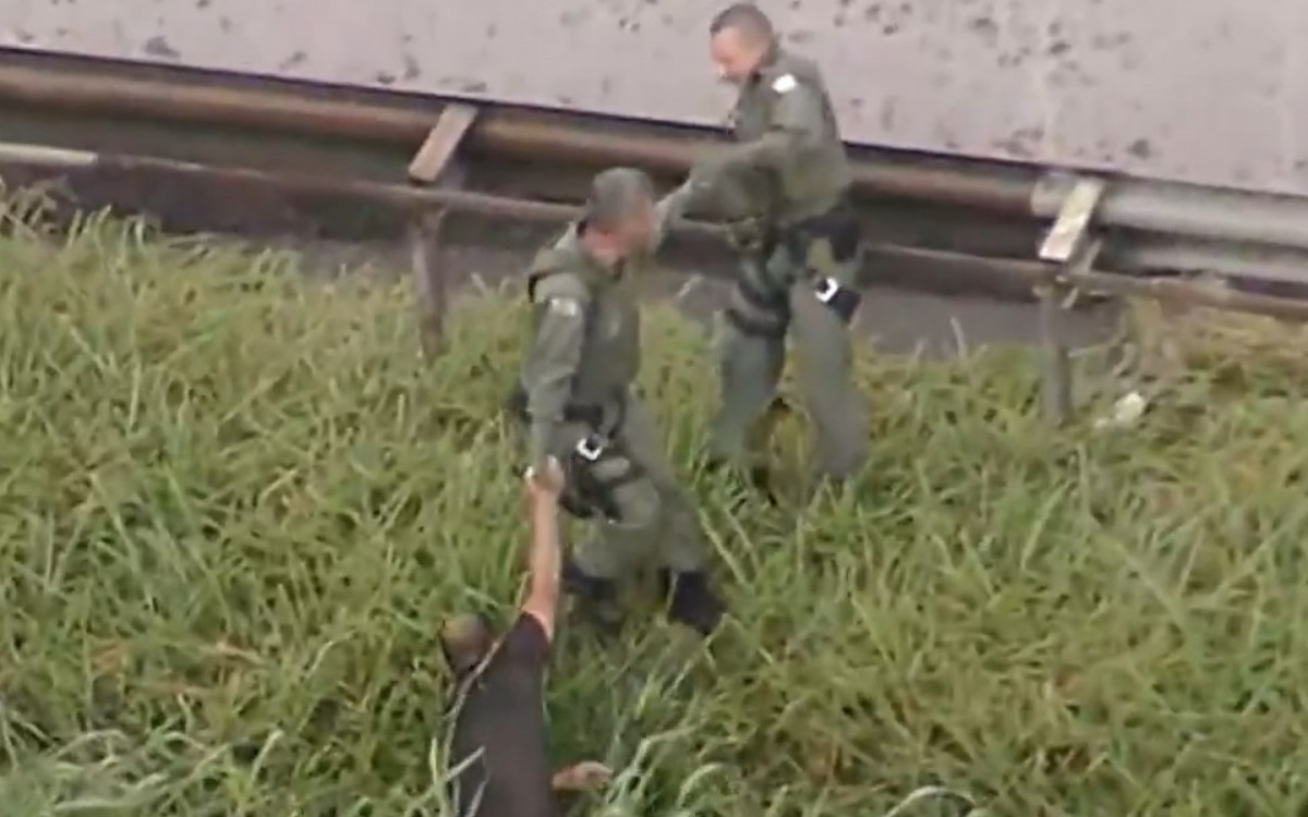 Piloto foi resgatado da área da mata